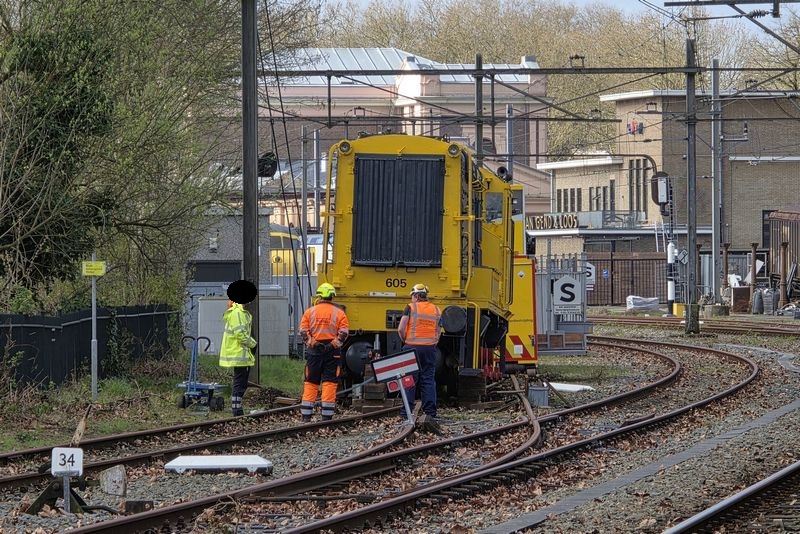 Museumlocomotief 605 van het Spoorwegmuseum herspoord door Incidentenbestrijders van ProRail